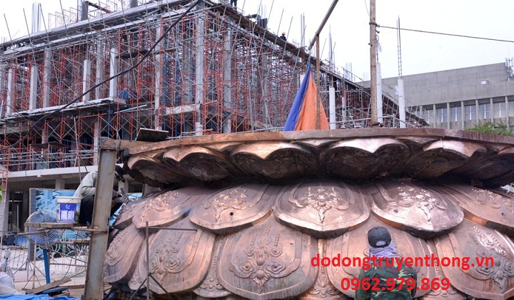 đài sen tượng thích ca được sửa nguội tại chùa việt nam quốc tự